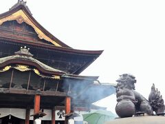 現在の本堂は宝永四年（１７０７年）の再建で、江戸時代中期を代表する仏教建築として国宝に指定されています。
壮大な美しい本堂ですね、感動です。