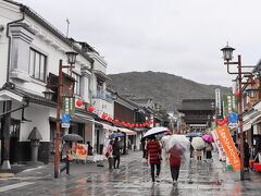 仁王門から山門までの間は、仲見世通りと呼ばれる商店街です。
様々なお店があって楽しいですね。