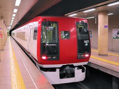 長野駅から志賀高原の麓に位置する湯田中駅までを結ぶ長野電鉄では、専用の車両で運行される特急が走っています。 