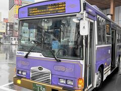 善光寺さんにお参りします。
長野駅～善光寺のアクセスは、レトロバス「びんずる号」が便利です。 