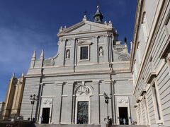 武器博物館も訪問した後はアルムデナ大聖堂へ入る事に。