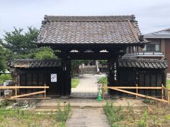 《浄名院》山門付近　★現在改装修理中
「浄名院」は、天台宗の寺院です。「浄名院」の歴史と概要を紐解いてみると、天台宗寺院の「浄名院」は、「寛永寺36坊」の一つとしてとして「圭海大僧都」が開基となり、寛文6年(1666年)に「浄円院」として創建されました。享保8年(1823年)に寺号を「浄円院」から「浄名院」へ改めました。「山門」は歴史あるもので、享保年間（1716年-1735年）に建立されたものです。「浄名院」は、四代将軍」徳川家綱」の母「宝樹院」の菩提所として栄えました。そして、「浄名院」は、ぜんそくや病気平癒を祈願する「へちま加持祈祷会」で全国的に知られており、別名「へちま寺」とも呼ばれています。なお、旧8月15日の「へちま供養」には、せき、ぜんそくに効験を願う人々で賑わうそうです。
また、1600坪を超える広い「境内」には、たくさんの「石地蔵尊」が所狭しと並べられています。これは、第38世「妙運大和尚」が、民衆の幸福と仏恩に報いるため、「八万四千体地蔵尊の建立」を発願されたもので、8万4千体地蔵尊の建立成就を目指し、現在も地蔵尊像の数は増え続けているそうです。
「境内」にある青銅製の大きな「地蔵菩薩坐像」は、かつて「江戸六地蔵第6番」の「地蔵菩薩像」があった「深川永代寺」が明治維新のとき廃寺になり、また、日露戦争の戦没者を弔うために、明治39年(1906年)に新たに建立されたものです。

「山門」は、「山門」は歴史あるもので、享保年間（1716年-1735年）に建立されました。残念ながら、令和4年(2022年)に袖塀などが撤去されました。※現在は、改修保存中です。