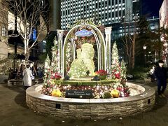 まずは丸の内ブリックスクエア。
今年のMarunouchi Bright Christmasのテーマはディズニーだそうで、美女と野獣のダンスシーンが光でかたどられていました。