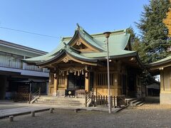 川を渡ってすぐのところにある氷川神社。