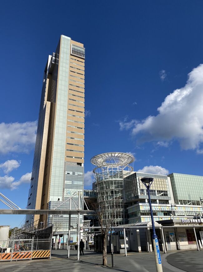 市内観光。<br />高松駅前へ。<br />高松シンボルタワー。