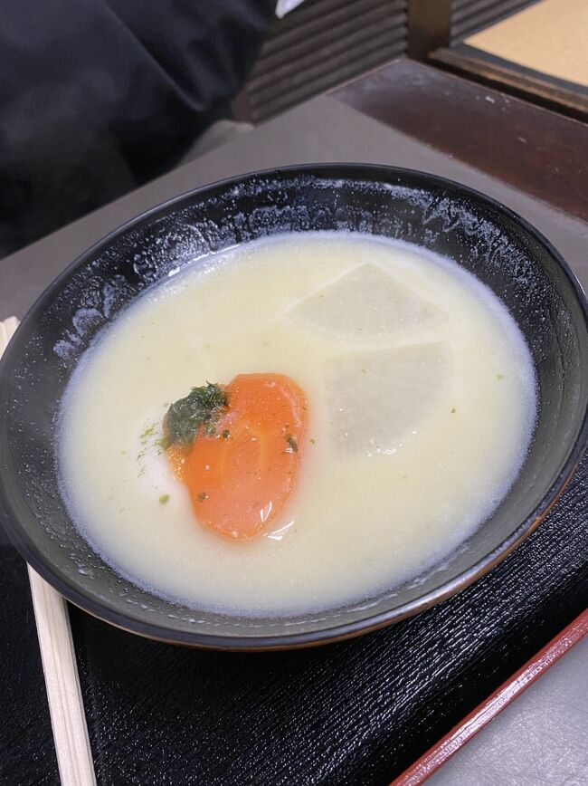 あまりの寒さに途中であん餅ぜんざい。<br />店内も寒くて、一緒に注文した甘酒が沁みました。