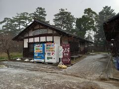 隣には茶屋(ちどり茶屋)もあります。奥にはトイレもあります。