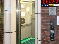 石橋電停からすぐ近くにグラバー園に向かうグラバースカイロードがあります。

乗口は普通のエレベーターですが、このスカイロードは山の斜面を斜めに上る全国で初めての試みとなる斜行エレベーターで、坂道の多い長崎では日常使いでもとても重宝されているようです。