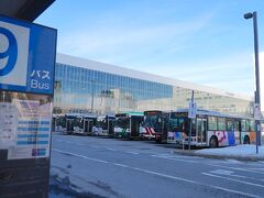 早朝7時の旭川駅、バス66番「いで湯号」で旭岳を目指します。1日3往復で大人片道1800円(2023年末現在)。前シーズンは1日4往復だったので減便されています。2023年ごろからバスの運転手不足が全国的に問題になっていて、旭川も影響を受けているのでしょう。この時の乗客は8人ほどで半分がアジア系のスキー観光客、僅かな観光客の為にバスを走らせてくれて感謝です。
https://www.asahikawa-denkikidou.jp/asahidaek_line/