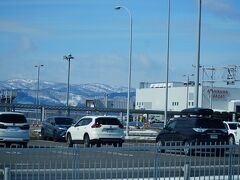 バスは旭川空港を経由します。周りは雪山に囲まれています。旭岳は冬の秘境のイメージがありますが、旭川空港からバスに乗り継ぎ旭岳の麓に着けるので、意外と交通の便は良いです。ジェットスターが成田から旭川まで飛んでいます。