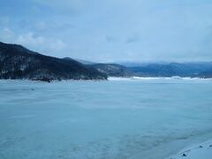 山に入り高度を上げていくと、凍結した忠別湖が見られます。湖は固く凍っていてアイスウォークやアイススケートできそうですが、人の姿は見られません。平地では晴れですが、山では曇りで僅かに雪が降っています。