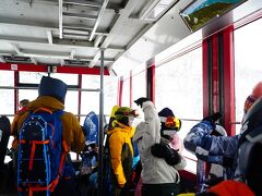 ロープウェイにはスキーヤーが沢山。スノーシューなどを担いでいるスキーヤーが多く、旭岳スキー場はバックカントリー志向です。普通のスキーコースもありますが中上級者向けでしょうか。