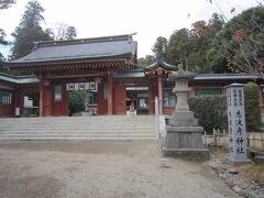 ７５志波彦神社名標柱と神門