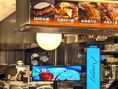 成田空港Ｔ２で楽しみにしていた、「JAPAN FOOD HALL」のぼてじゅうのお好み焼き。
９月からＰＰパス、ラウンジキーで食べられるようになったのに、９月は店の外国人スタッフが理解せず、食べられなかった。
今回は日本人スタッフなのでちゃんとオーダー出来ました。
ダイナースでも食べられます。