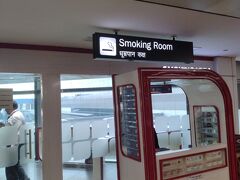 2度目のカタール航空便でデリー空港に着きました。まずは空港内の喫煙所に行き一息つきました。