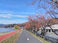 諏訪湖到着。紅葉が美しい。