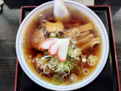 並ラーメン一杯９００円は高い！と思ったけど、運ばれてきて納得。食べてみて感動。ゴロゴロの大ぶり手作りチャーシュー3つ！太いメンマ。最高です！