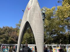 本川にかかる元安橋を渡って記念公園へ。原爆の子の像。モデルは、実際に被ばくして白血病で亡くなった女学生。同級生が募金を募って作った像だそう