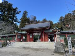 志波彦神社から参拝します 写真は神門
鹽竈神社と同一境内にある神社で明治7年に仙台市宮城野区岩切から遷座された
式内社で名神大社と由緒格式はバツグン