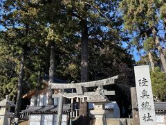 多賀城のちょっと手前、陸奥総社宮へ移動
奈良平安初期の国司は任国内の神社を参拝する任務があり、巡拝の手間を省くため国府近くに国内の神を合祀した総社を設けた
当社は陸奥国府多賀城に赴任した国司が多賀城の北東に合祀勧請したとされる