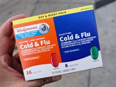 ■風邪薬
　Walgreensで売っている風邪薬。
　Vicksが発売している「DayQuil＆NyQuil」と同じ処方でリーズナブル。
　日本で売っている風邪薬よりもよく効くので、毎回購入します。
　（お店：Walgreens）
