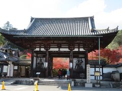 石山寺の立派な東大門です