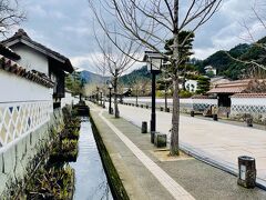 萩からバスでせっせせっせと山ん中を走って1時間強。
10:30　山陰の小京都、津和野に到着。