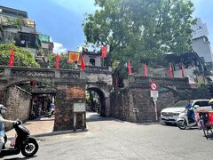 食事を済ませて辺りを見ると古そうな門がありました
ここは観光スポットだろうと写真撮っておきました。
