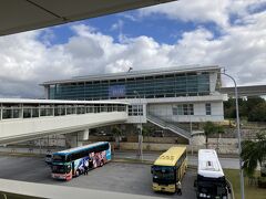 お初のゆいレール
空港2階からすぐにあります。
窓がクリアな感じではなく、景色を見るには見にくく少し残念でした。
駅の数が沢山あるので1日県を購入して巡るのもよいな～
