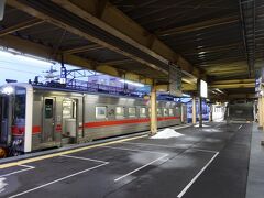 　札幌から１時間５分、深川駅で下車しました。留萌本線・石狩沼田行の列車の接続時間はわずか３分。隣のホームに、単行の気動車が待っていました。
　廃止が決まっている路線ながら、広域なネットワークを形成する路線として、きちんと動いています。
