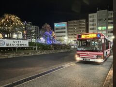 新田辺駅前イルミネーションのひとコマと京阪バス。