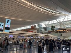 リムジンバスは渋滞もなく、40分くらいで羽田空港に到着です。
