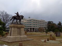 県庁を守っているように、松平直政公の像がたっています。