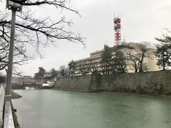 振り返ると、福井城の御廊下橋が見えました。
