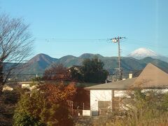 松田駅ではプラットフォームの屋根が邪魔して富士山見えなくて、少し過ぎてから