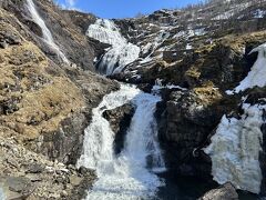 16時40分
ショース滝

落差９３ｍもある巨大な滝です
この写真だと凄さが半減してしまってますが

ここはフロム鉄道でないと来れない場所らしいです
途中、フロム鉄道で止まってくれる
滝がみれる場所では
どこからか音楽が流れてきて

謎な赤いドレスをお召しの方が踊ってらして
不思議な光景でした

調べたらどうやら「妖精」らしいです
この季節にしか見れない光景みたいです
ちなみに冬はこの滝は凍ってるそう