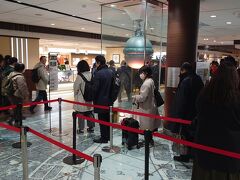 東京駅から出発。銀の鈴は、お土産店の行列に埋もれていました。