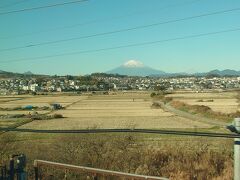 富士山。新幹線は何度も乗ってますが、いつも知らないうちに通り過ぎてしまい、しっかり見れたのは初めてかもしれません。