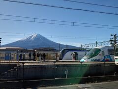大月経由高尾行とフジサン号と富士回遊が並んでます。
フジサン号は旧小田急車両