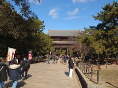 東大寺南大門が見えてきました。