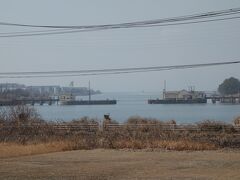 現在でも貿易港として利用されている三池港。
明治時代に石炭搬出を目的に、5年の歳月を掛けて遠浅の有明海に造成された港です。