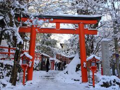 貴船神社本宮の鳥居です。
紅い鳥居と春日燈籠が雪を被り、白と赤が美しいコントラストを作り出しています。
紅葉の時期は大混雑する場所ですが、流石に数えるほどしか参拝される方はいませんでした。