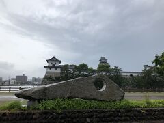 今治城を車内から眺めました。海水を引き込んだの内堀には海水魚が泳ぎ、エイやサメが見られることもあると運転手さんが解説してくださいました。