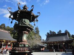 ５６唐門を入って左側の銅鉄合製燈籠と塩釜神社社殿