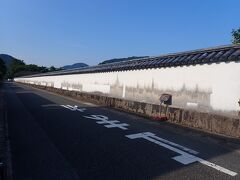 問田益田氏旧宅土塀
塀がずっと先まで・・すご～～い。
延長231.7m！市内に現存する土塀のなかで最長です。
