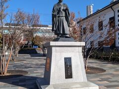 北口には、武田信玄公の父、武田信虎公の銅像はわりと新しような。
横向きのお顔は富士山のほうを見てるらしいです。
