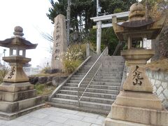 大きな石燈籠が設置された 人丸山公園 入口が 神社へ続く参道
ここを上に上って行くと
　
