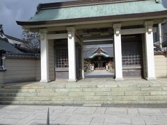 子午線を活かした「日時計」が設置された「柿本神社」
　