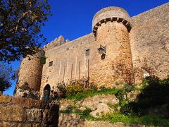 Castelo de Óbidos
古代ローマ時代に造られたという歴史を持つこの城は、オビドスの支配者が変わるたびに形を変え、現在の姿になっています。
12世紀に初代国王アフォンソ・エンリケスがアラブ人に勝利したレコンキスタからは何度も増改築が繰り返されています。
13世紀に国王ドン・ディニスが要塞としての役割よりも王室の居城の体裁をとるよう整備し、16世紀のポルトガル黄金期を築いた国王マヌエル1世によって、宮殿が建設されました。
歴史の経緯と今ある美しい村との奇跡的なコラボレーションから「ポルトガル7不思議」のひとつとされていますが、今この古城は国営のホテルになっています。