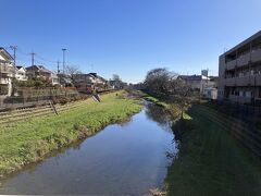 野川を渡ります。川沿いの散歩道をのんびり歩いている人たちもいました。空気がよさそうです。